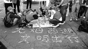 　志愿者用撿來的煙頭，拼起了“無煙西湖”圖案 通訊員供圖