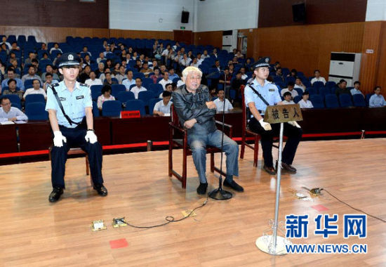 9月29日，方廣云在庭審現(xiàn)場(chǎng)。當(dāng)日，“合肥房叔”腐敗窩案核心人物方廣云在安徽省廬江縣出庭受審。 新華社記者 郭晨 攝