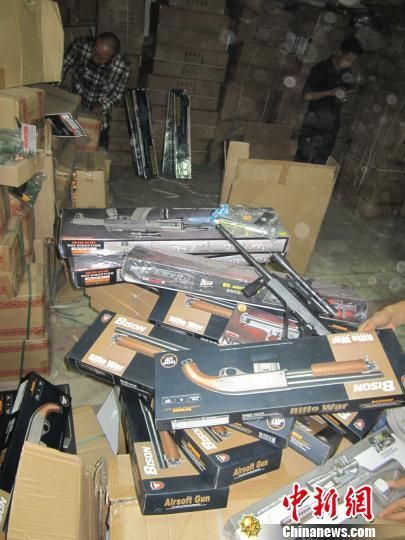 廣西柳州一倉(cāng)庫(kù)查獲仿M16式等7000余支仿真槍 廣西柳州一倉(cāng)庫(kù)查獲仿M16式等7000余支仿真槍