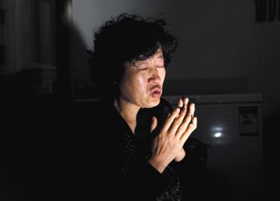 昨日,呼格吉勒?qǐng)D的媽媽尚愛云在內(nèi)蒙古呼市家中講述這些年來的上訪經(jīng)歷。本版圖片/新京報(bào)記者 郭鐵流