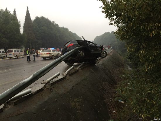 瘋狂途觀撞人逃逸又惹禍，一家四口殞命車輪