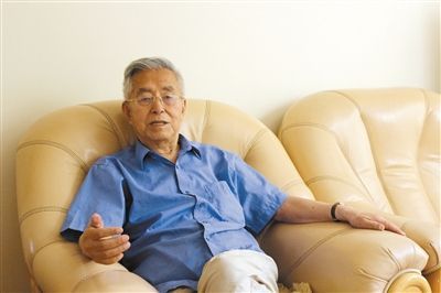 楊維駿 歷任云南省政協(xié)副主席等職。89歲高齡的楊維駿為12名失地農(nóng)民代表開道，到云南省政協(xié)反映問題。