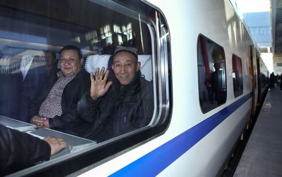 11月16日，旅客乘坐從烏魯木齊南站首發(fā)的D8602次列車(chē)。