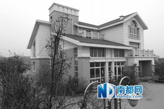 　馬超群在赤土山村村委會(huì)旁的別墅，就是以“自來(lái)水維護(hù)站”的名義拿的地。