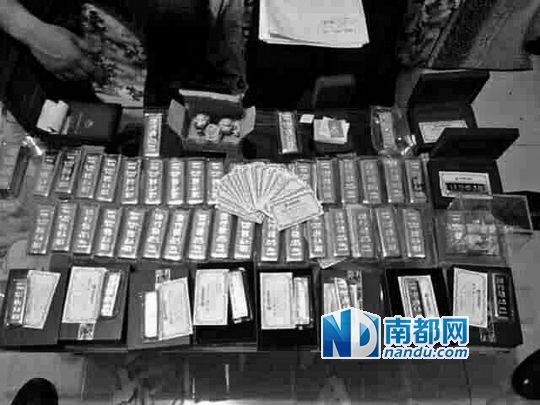 　馬超群家中金條清點(diǎn)現(xiàn)場(chǎng)。