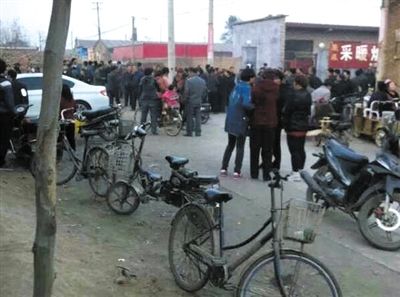 　11月9日下午，暴力催債的社會人員持械進(jìn)入獻(xiàn)縣安莊后，村民們聚集在一起準(zhǔn)備反抗。村民供圖