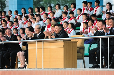 5月2日，金正恩與金與正（前排左二）一起觀看比賽。