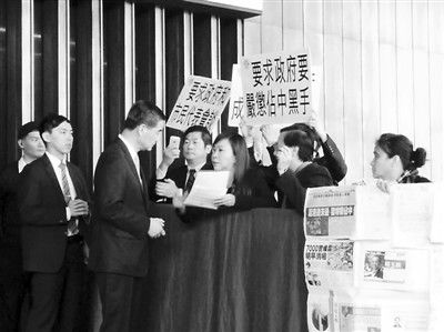 撐警大聯(lián)盟召集人李偲嫣2日到特首辦請愿，要求政府嚴厲處置“占中三子”和“雙學”的代表。