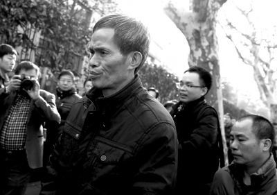 被告人林森浩的父親林尊耀準備進入法院。