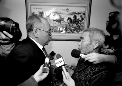 15日，內(nèi)蒙古高院副院長(zhǎng)趙建平（左）帶隊(duì)向呼格吉勒?qǐng)D父母送達(dá)再審法律文書(shū)。