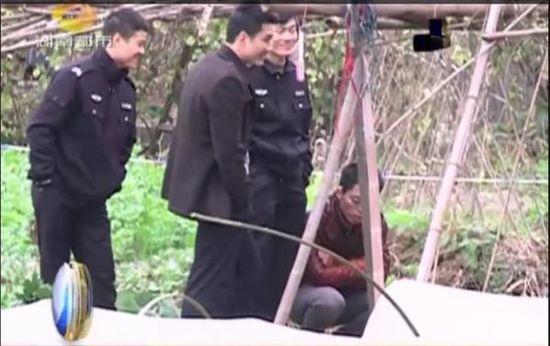 一個見習(xí)警官，一個二級警司，和一個便衣人員站在菜地里笑。