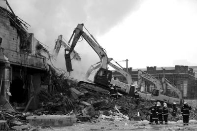 3日下午，挖掘機(jī)在現(xiàn)場(chǎng)作業(yè)。 譚青/攝