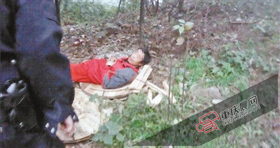 在草叢中睡覺的男子竟是名網(wǎng)上逃犯。