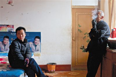父親抽煙，兒子不語。逃跑的越南新娘，給袁迎賓父子帶來的是失落。新京報(bào)記者