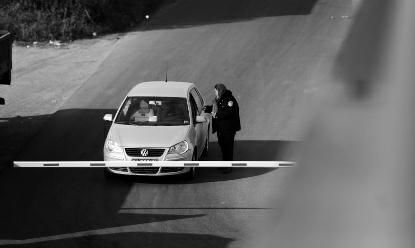 曝西安某路口被設(shè)卡收"掉頭費" 收費3至4元 曝西安某路口被設(shè)卡收"掉頭費" 收費3至4元