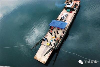 為搜尋深水沉尸，杭州警方租用的船只在水面作業(yè)。本版圖片/杭州警方提供