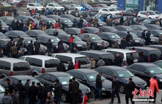 2015年1月25日，首批國家和中央機關取消的公務用車在北京亞運村汽車交易市場拍賣。106輛公務用車