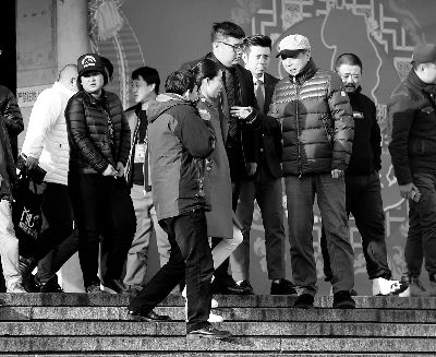 彩排后，高曉攀、尤憲超和不知名女演員聆聽馮鞏總結(jié)訓(xùn)話