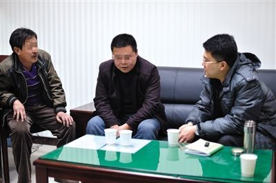 1月7日，陜西省榆林市，國家信訪局第五督查組成員王治鐸（右一）與兩名信訪人約談。 楊凱 攝