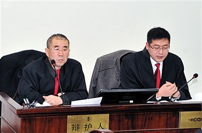 1月5日，呼市中院審理趙志紅案。律師謝飛（左）和張瑞軍（右）出庭為趙志紅辯護。
