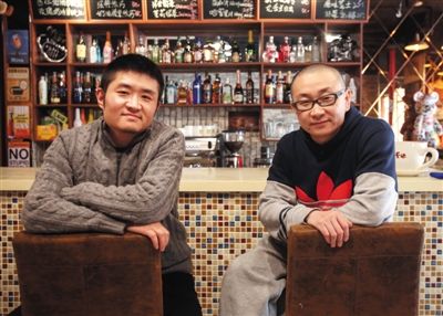 　14日，西安交通大學(xué)路66號(hào)公路咖啡館，苗阜（左）、王聲（右）兩位青年相聲演員今年將第一次登上春晚