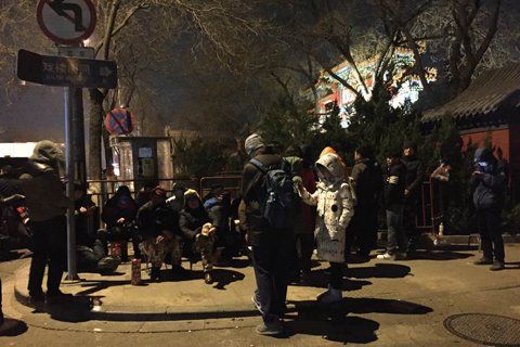 雍和宮外排隊的人。新京報記者 李相蓉 攝