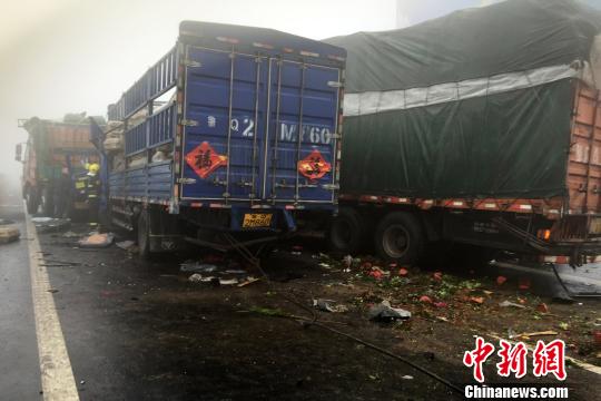 圖為21日，蘭南高速河南段車禍?zhǔn)鹿尸F(xiàn)場(chǎng)一片狼藉?！」啤z