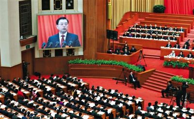 十二屆全國(guó)人大三次會(huì)議舉行第二次全體會(huì)議，全國(guó)人大常委會(huì)委員長(zhǎng)張德江作全國(guó)人大常委會(huì)工作報(bào)告。