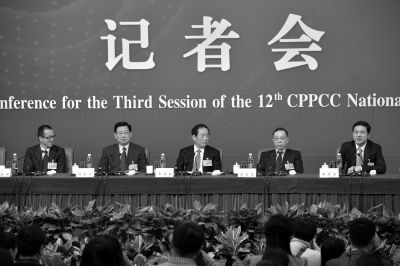 昨日，政協(xié)十二屆三次會議舉行記者會，五位嘉賓回答中外記者提問。京華時報記者王海欣攝