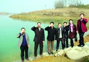 活動儀式現(xiàn)場，一眾人舀起漳河水直接喝下