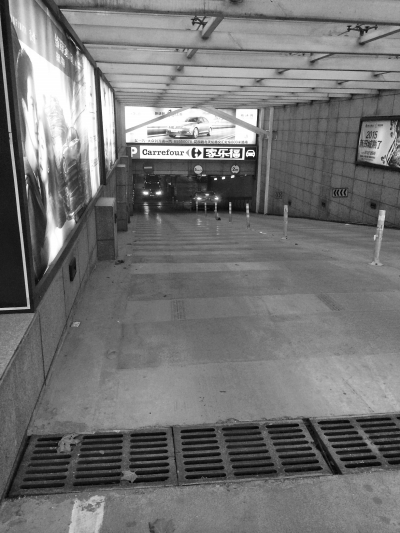 　　國貿360的地下車庫，坡陡讓人膽寒。