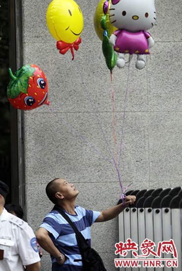 他希望你像hello kitty一樣可愛(ài)，露出笑臉。