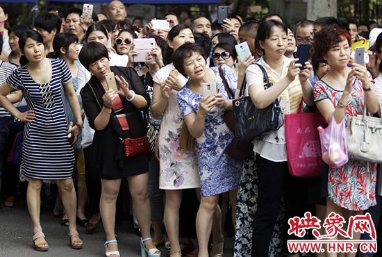 你在人群中，只有找到你，她們才會(huì)松下眉間的皺紋。