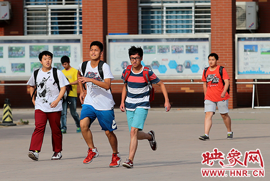 若我會(huì)見(jiàn)你，事隔經(jīng)年。我該何以賀你，以眼淚，以沉默?！? width=