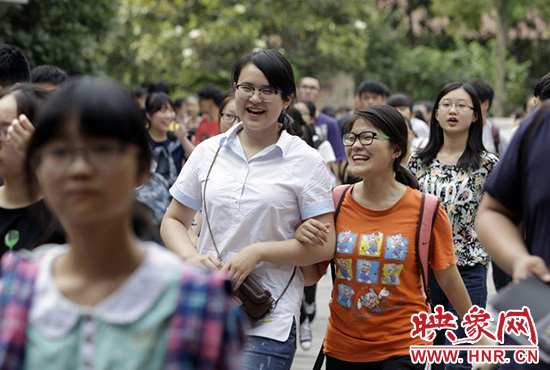 也有一種情，平日嬉笑怒罵，針?shù)h相對(duì)，只有別離時(shí)才會(huì)牽手擁抱。