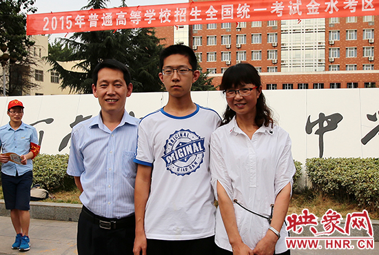 高考結(jié)束的那一刻，就意味著離別，別了曾經(jīng)的班級(jí)、老師、朋友、甚至戀人。