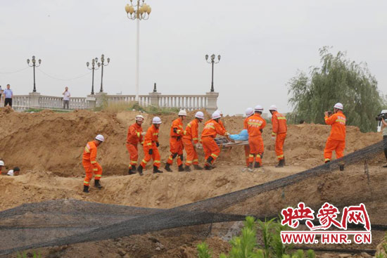 12點(diǎn)07分，又一人被抬出