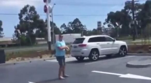 圖一：澳大利亞男子發(fā)飆的樣子被兩個兒子偷拍，并將視頻取名為“憤怒的老爹”上傳至網(wǎng)絡。