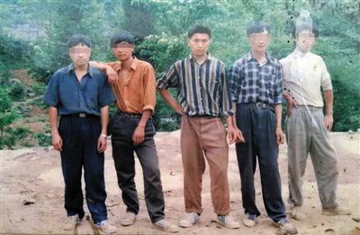 一次外出打工前，田仁信（中）與村里的伙伴合影。田仁信親屬供圖
