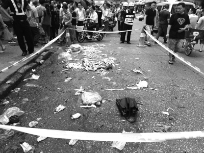 7月11日，群眾在事發(fā)現(xiàn)場(chǎng)外圍觀。新華社發(fā)