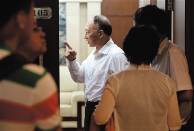 劉鵬局長(zhǎng)走出會(huì)場(chǎng)。昨日的足球改革發(fā)展工作會(huì)議上，國(guó)家體育總局為中國(guó)足球“開(kāi)了一扇門”。