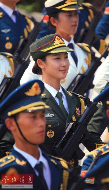 曾為一名模特的三軍儀仗隊(duì)隊(duì)員門佳慧在進(jìn)行訓(xùn)練 曾為一名模特的三軍儀仗隊(duì)隊(duì)員門佳慧在進(jìn)行訓(xùn)練