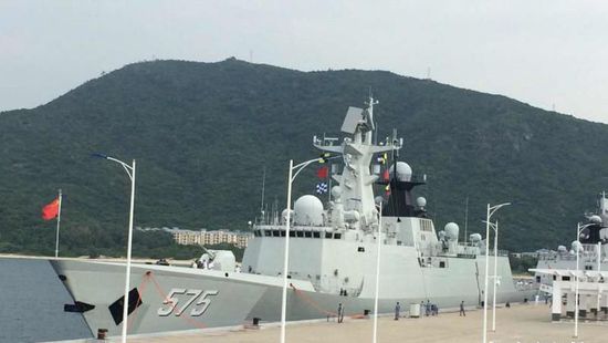 中國海軍艦艇編隊12日上午從三亞起航，參加“和平友誼-2015”中馬兩軍首次實兵聯(lián)演。