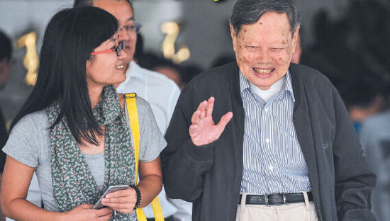 9月18日，楊振寧在合肥參觀中國(guó)科大近代物理系時(shí)接受記者采訪。記者卞世鵬/攝