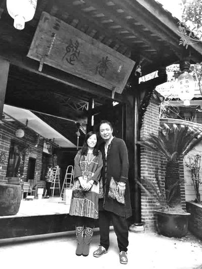 顧少強和丈夫在自己的客棧前合影,作為結(jié)婚照。照片由受訪者提供