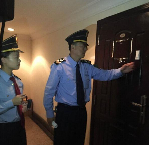 青島市衛(wèi)生監(jiān)督所的工作人員在郝愛(ài)勇診所執(zhí)法。