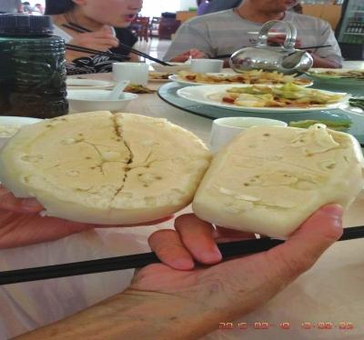 在參加山西游行程中，體驗(yàn)員發(fā)現(xiàn)團(tuán)餐中的饅頭已經(jīng)發(fā)霉。視頻截圖
