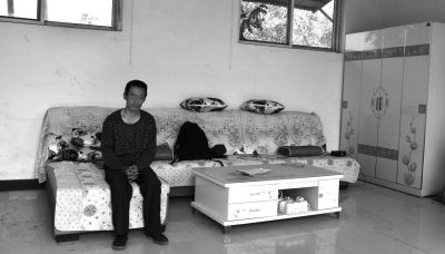 交完彩禮錢，牛志忠?guī)缀跎頍o分文，家里的沙發(fā)、茶幾、衣柜都是凌光輝買的。京華時報記者張恒攝