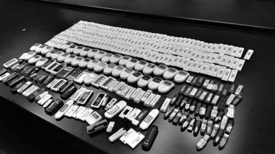 警方在行動(dòng)中繳獲的地下錢(qián)莊持有的銀行卡和手機(jī)、U盾等作案工具。