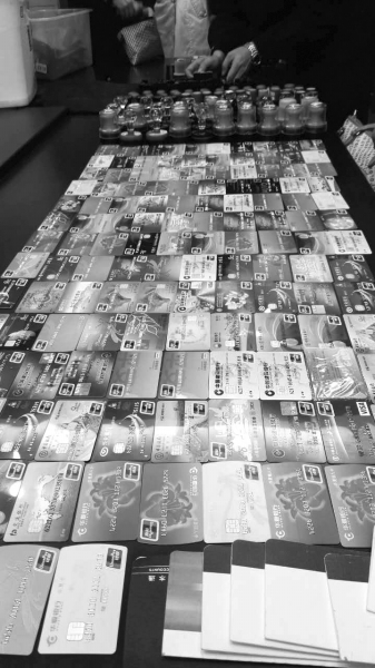 警方在行動(dòng)中繳獲的地下錢(qián)莊持有的銀行卡和手機(jī)、U盾等作案工具。